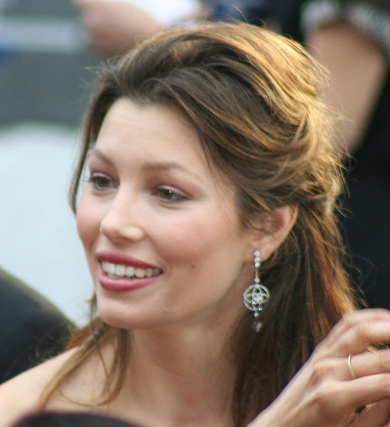 Les stars Jessica Biel et Zooey Dechanel lancent la révolution de la décoration des ongles avec les plus jolis nail arts des stars