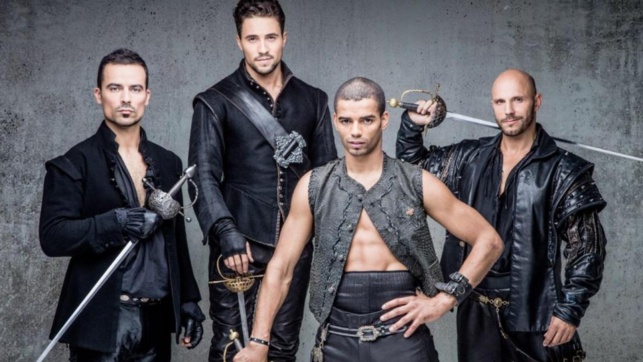 Un pour tous et tous derrière la troupe des 3 Mousquetaires au Zénith De Lille
