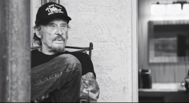 Johnny Hallyday nous lègue un torrent d’amour et de force avec Mon Pays C’Est L’Amour