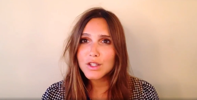 Avec beaucoup d’émotion et en chanson, Joyce Jonathan annonce qu’elle est enceinte