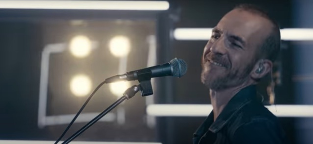 Calogero offre un clip live pour dévoiler La Rumeur son nouveau single