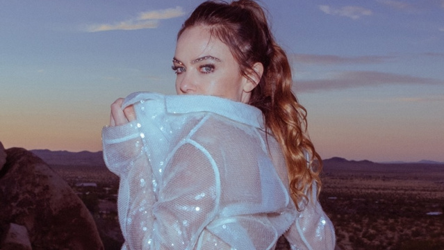 Julia Stones nous dévoile Break son nouveau clip