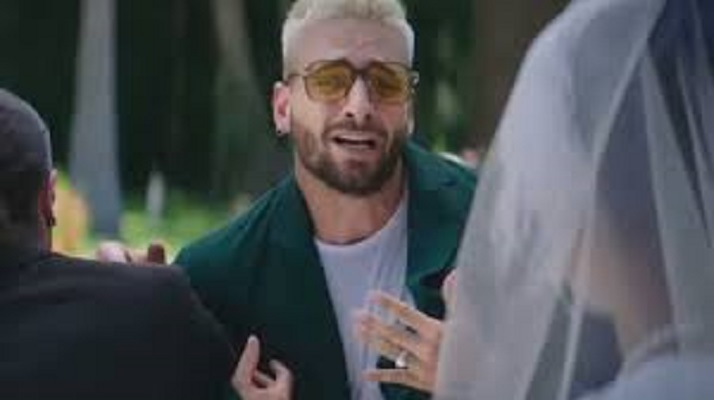 Maluma prêt à saboter un mariage pour celle qu’il aime dans le clip d&rsquo;Hawái