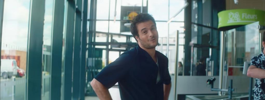Amir insuffle un vent de fête avec son nouveau clip