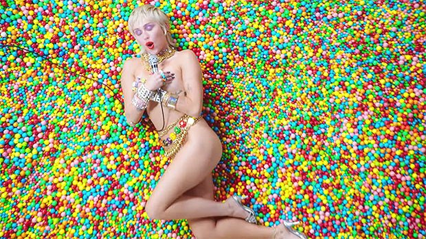 Miley Cyrus ultra sexy et suave pour le clip de Midnight Sky