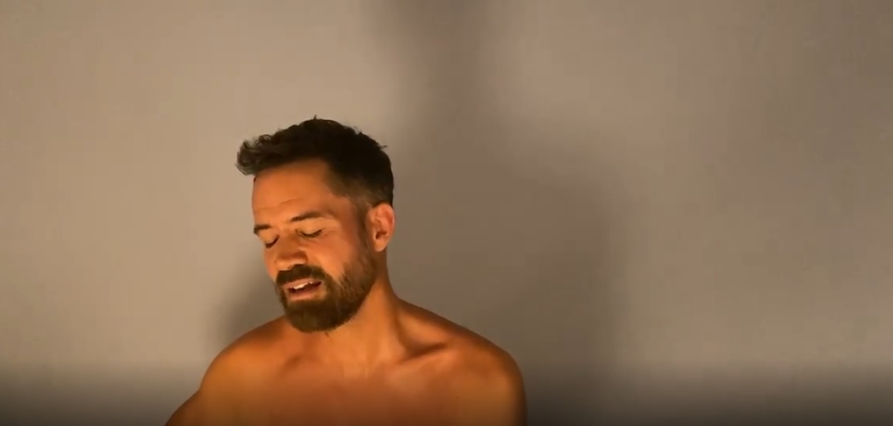 Emmanuel Moire nous offre un grand moment d’émotion pour un Live At Home