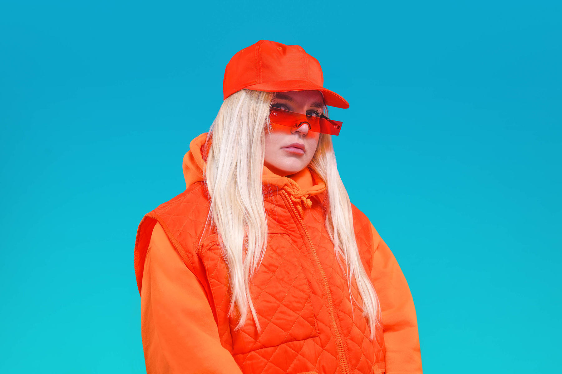 Tones And I offre de la folie pour le clip de Ur So F**king Cool