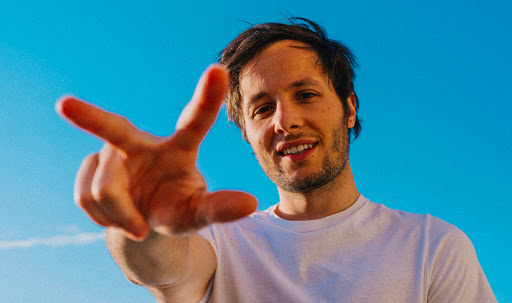 Vianney nous offre un vent de liberté avec le clip de N&rsquo;attendons pas
