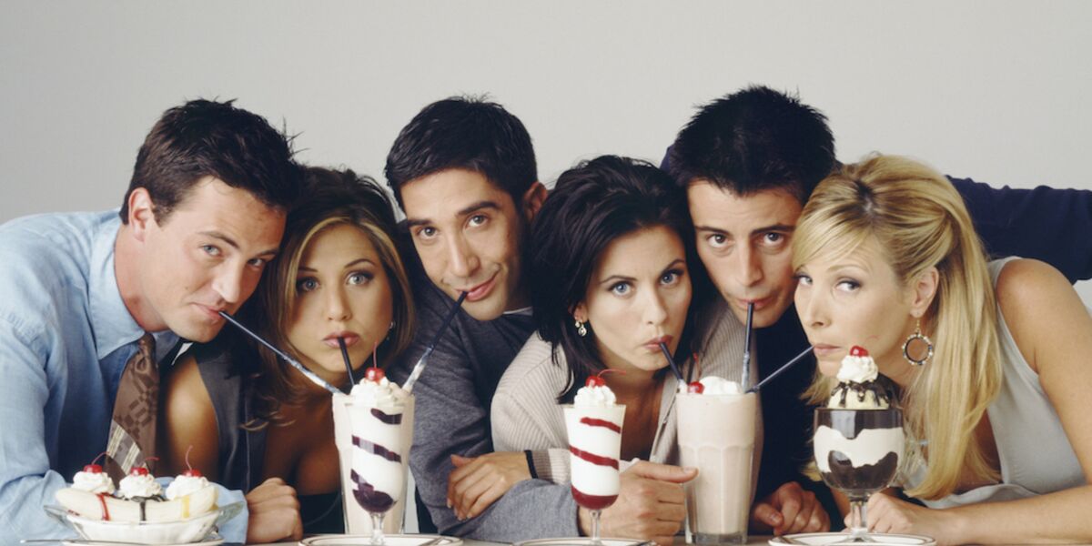 22 ans après “Friends”, des revenus vertigineux et une émotion intacte : Les révélations bouleversantes de Lisa Kudrow
