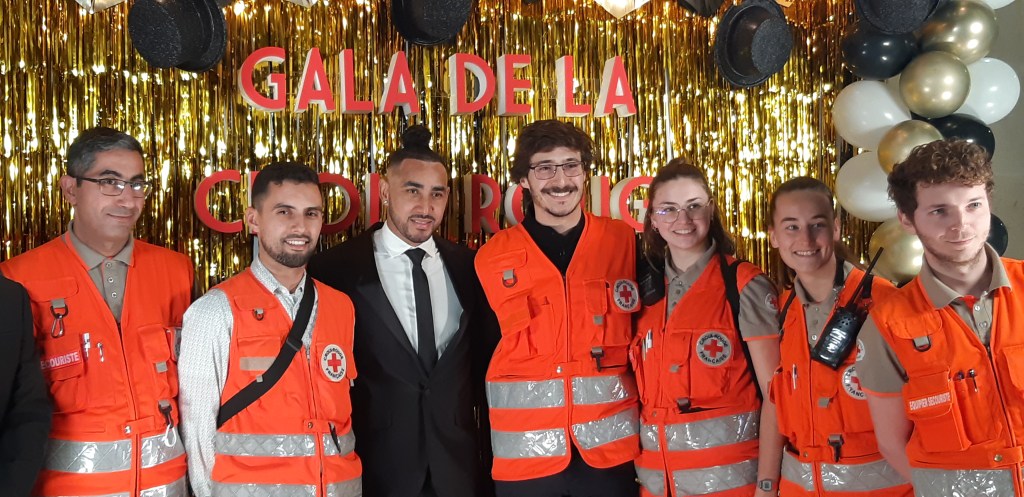 Dimitri Payet et les bénévoles de la Croix-Rouge