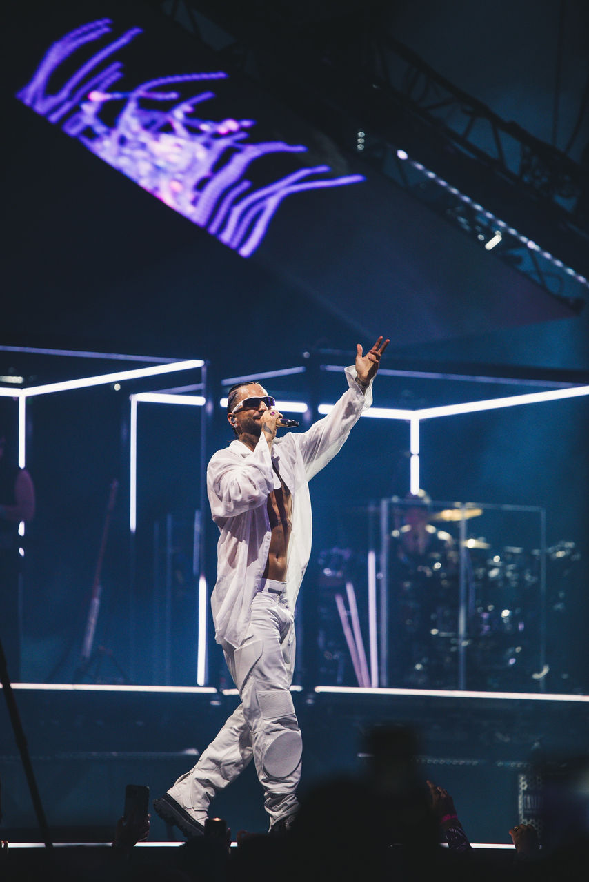 Maluma est le BOSS sur scène et dans ses tenues (PHOTOS)