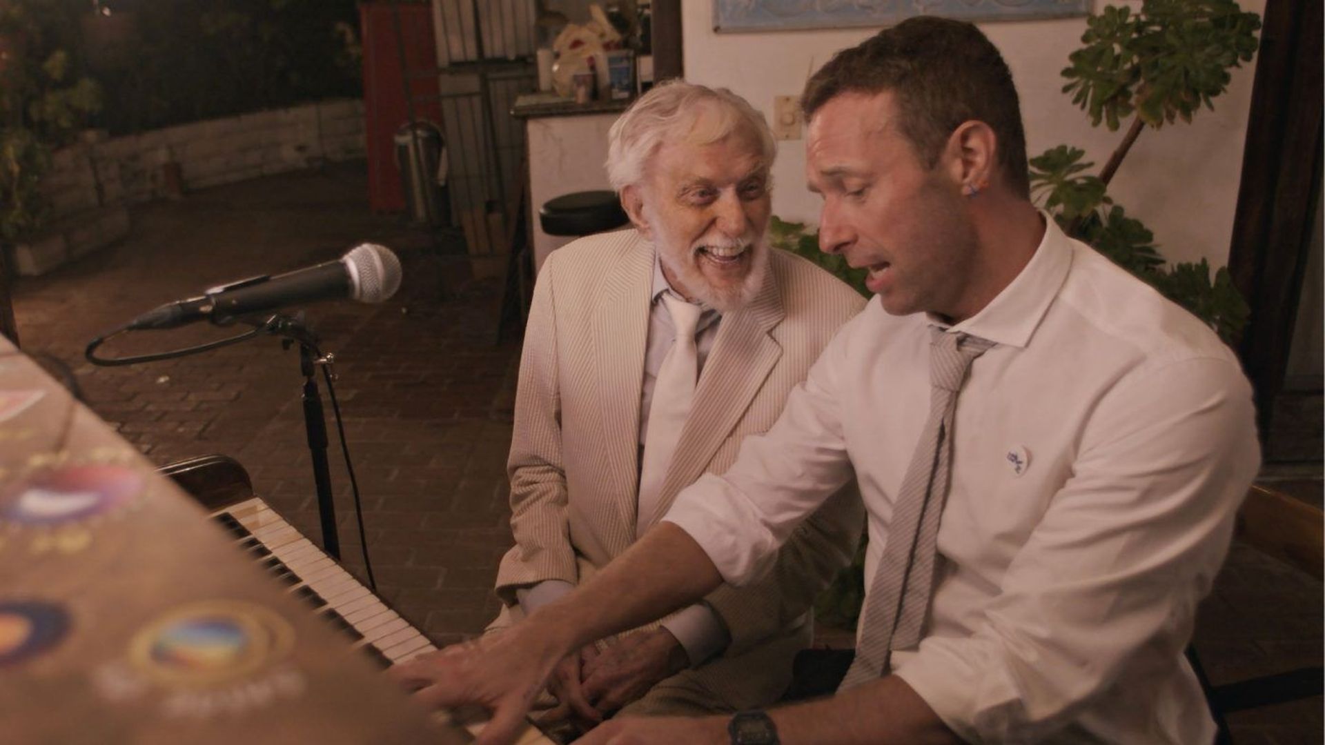 Coldplay et Dick Van Dyke éblouissent avec le clip émouvant de « All My Love »