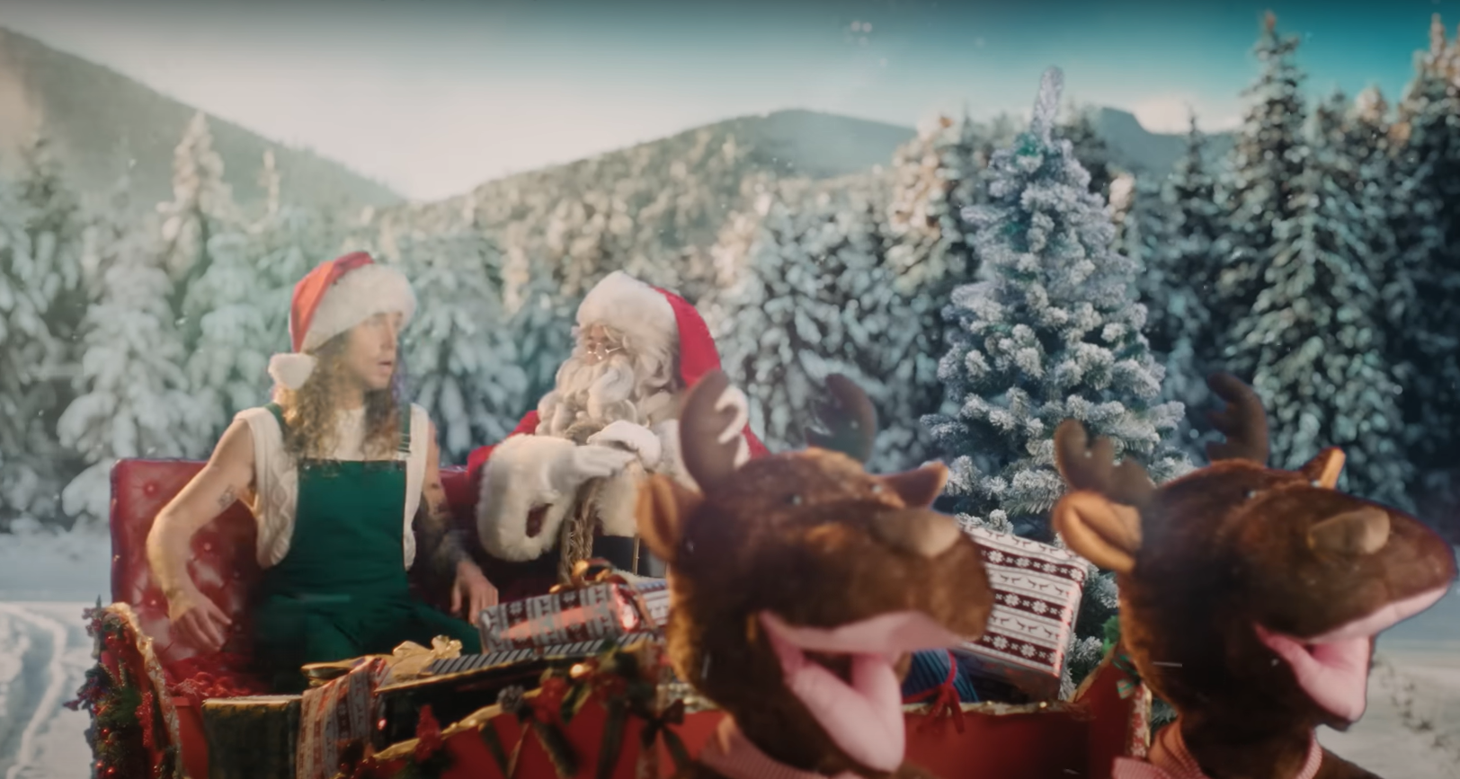 Julien Doré et les « Démons de Minuit » : Un Noël décalé et festif dans son nouveau clip