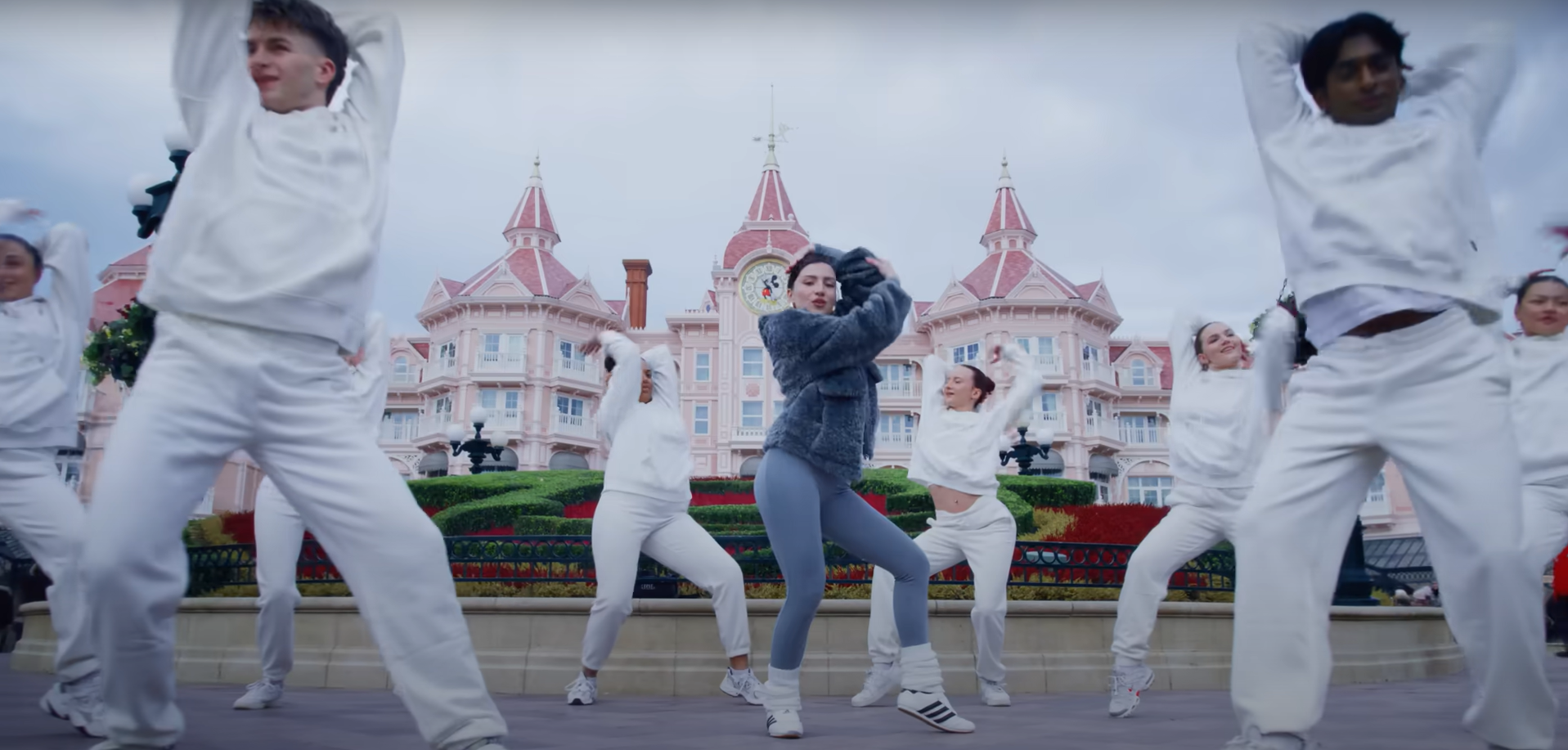 Lénie dévoile « Divine » : Un clip féerique à Disneyland Paris avec Valentin Duclaux