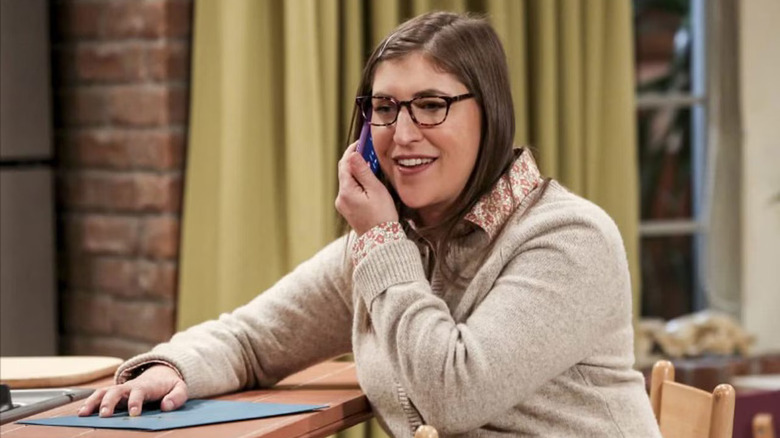 Mayim Bialik, entre retrouvailles et perspectives : de Night Court à un possible retour dans l’univers de Big Bang Theory
