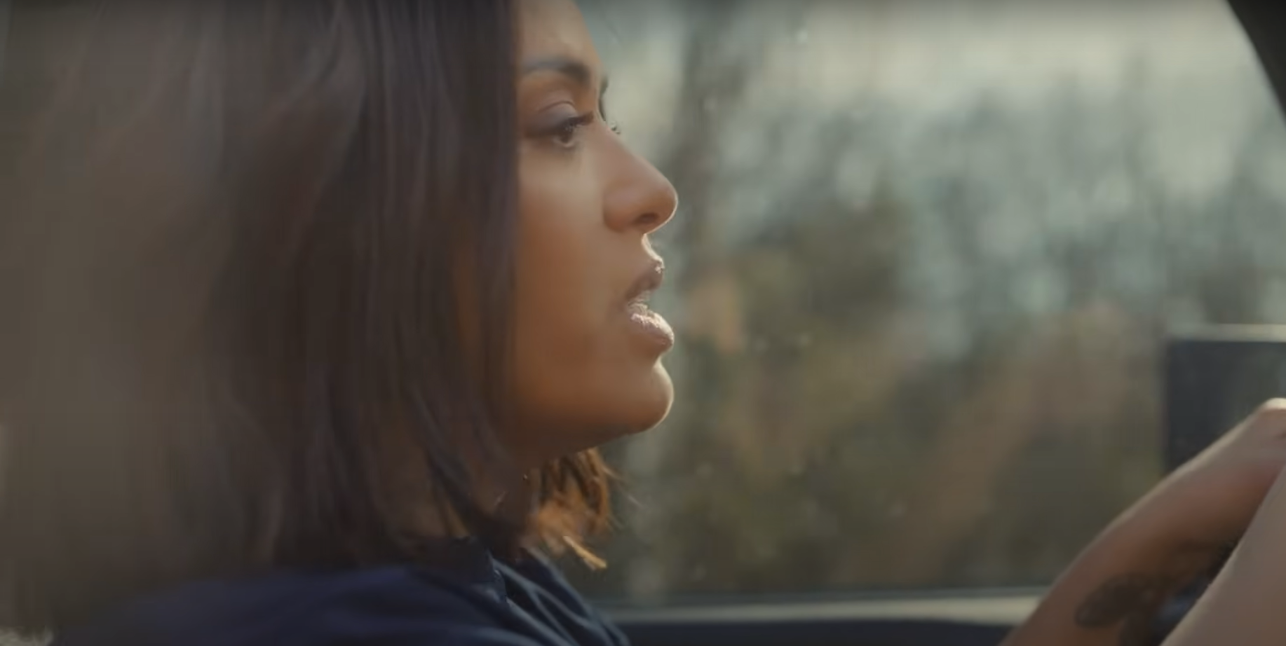 Amel Bent dévoile le clip de « Triste » : une ballade lumineuse sur les fêlures du cœur