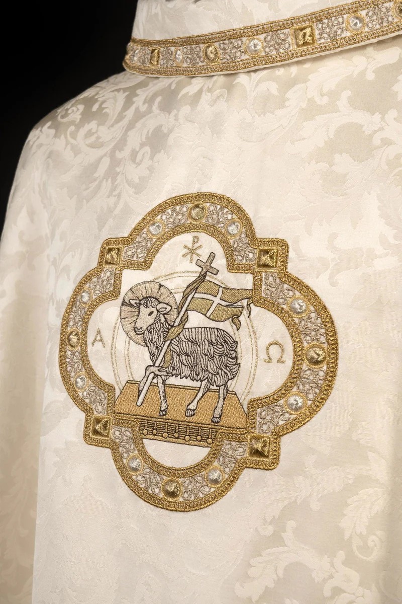 Histoire des chasubles: Des débuts modestes à une riche symbolique