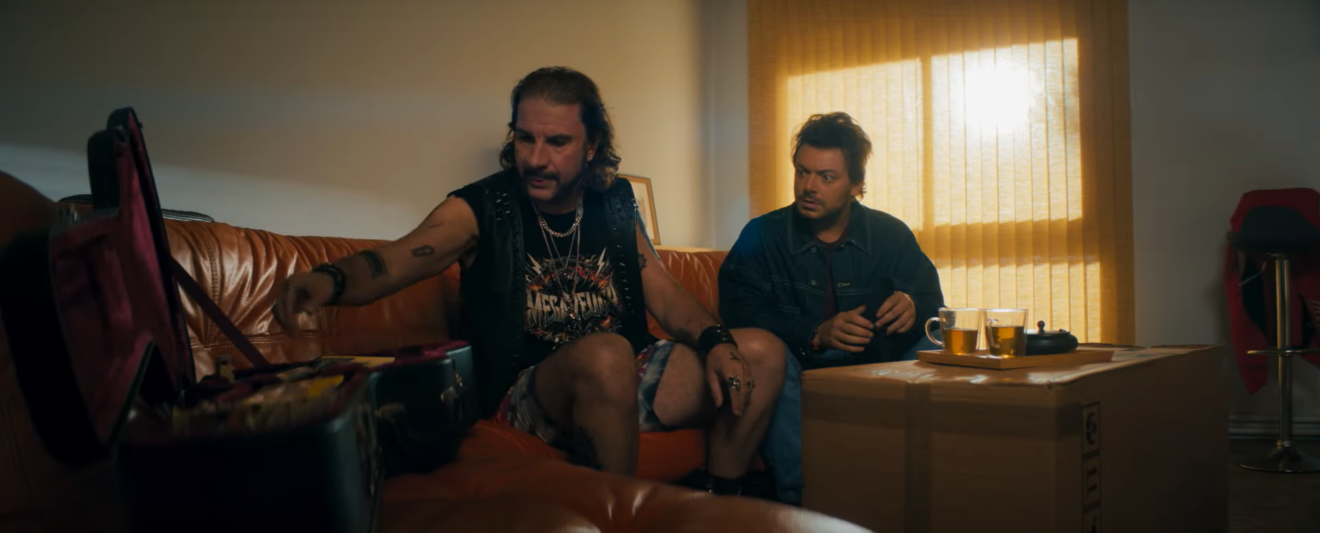 « Certains l’aiment chauve » : Kev Adams face à la calvitie dans une comédie déjantée avec Michael Youn