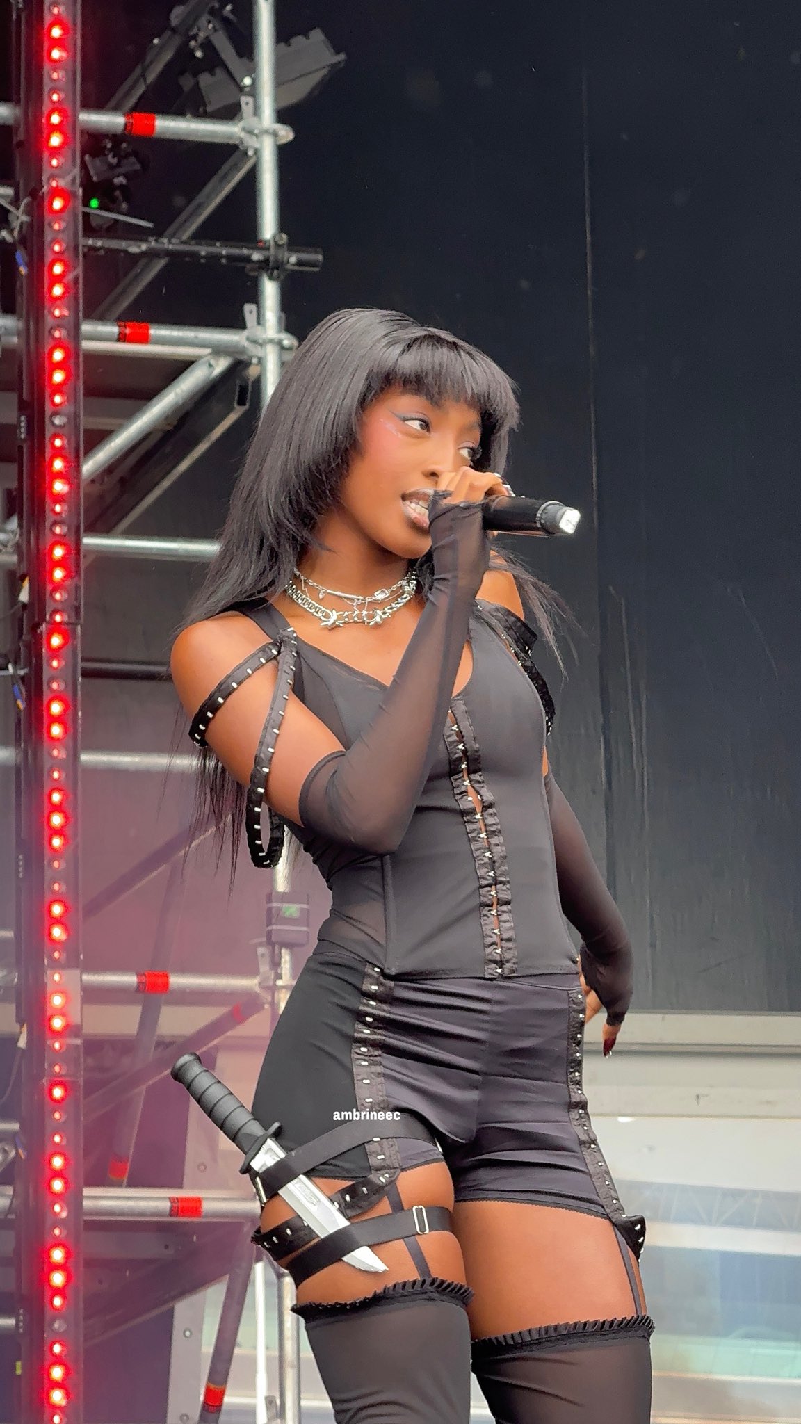 Ebony frappe fort avec un nouveau single engagé et secoue les réseaux sociaux
