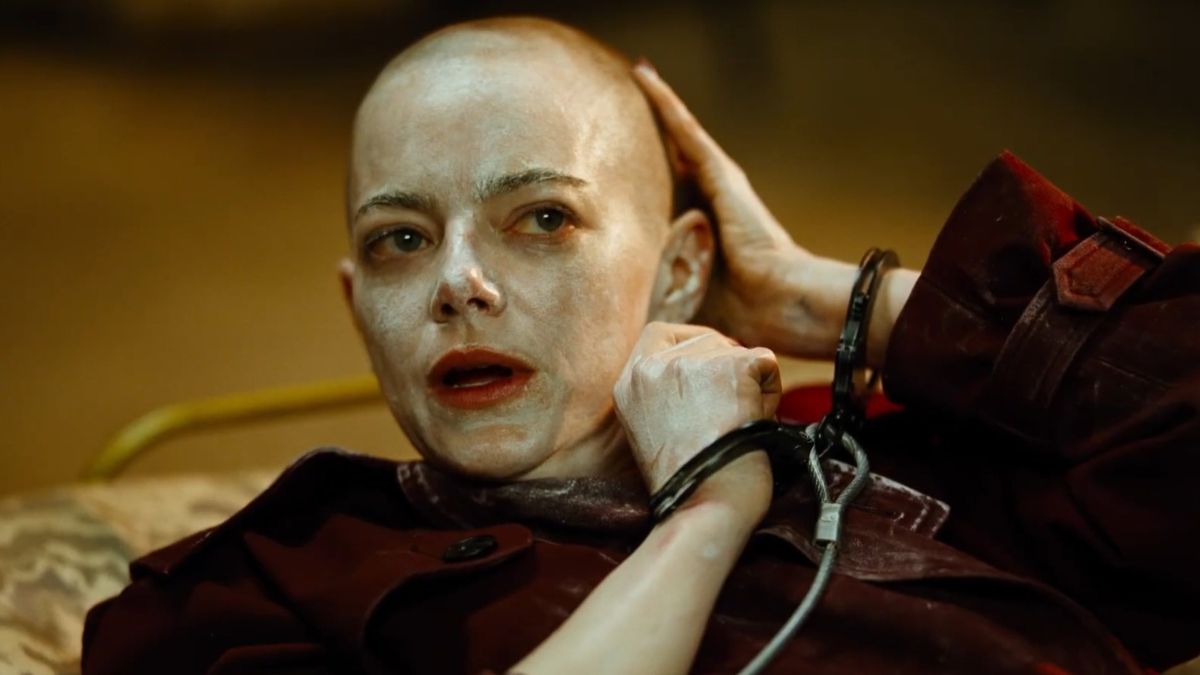 Emma Stone rasée pour “Bugonia”, la nouvelle comédie grinçante de Yorgos Lanthimos