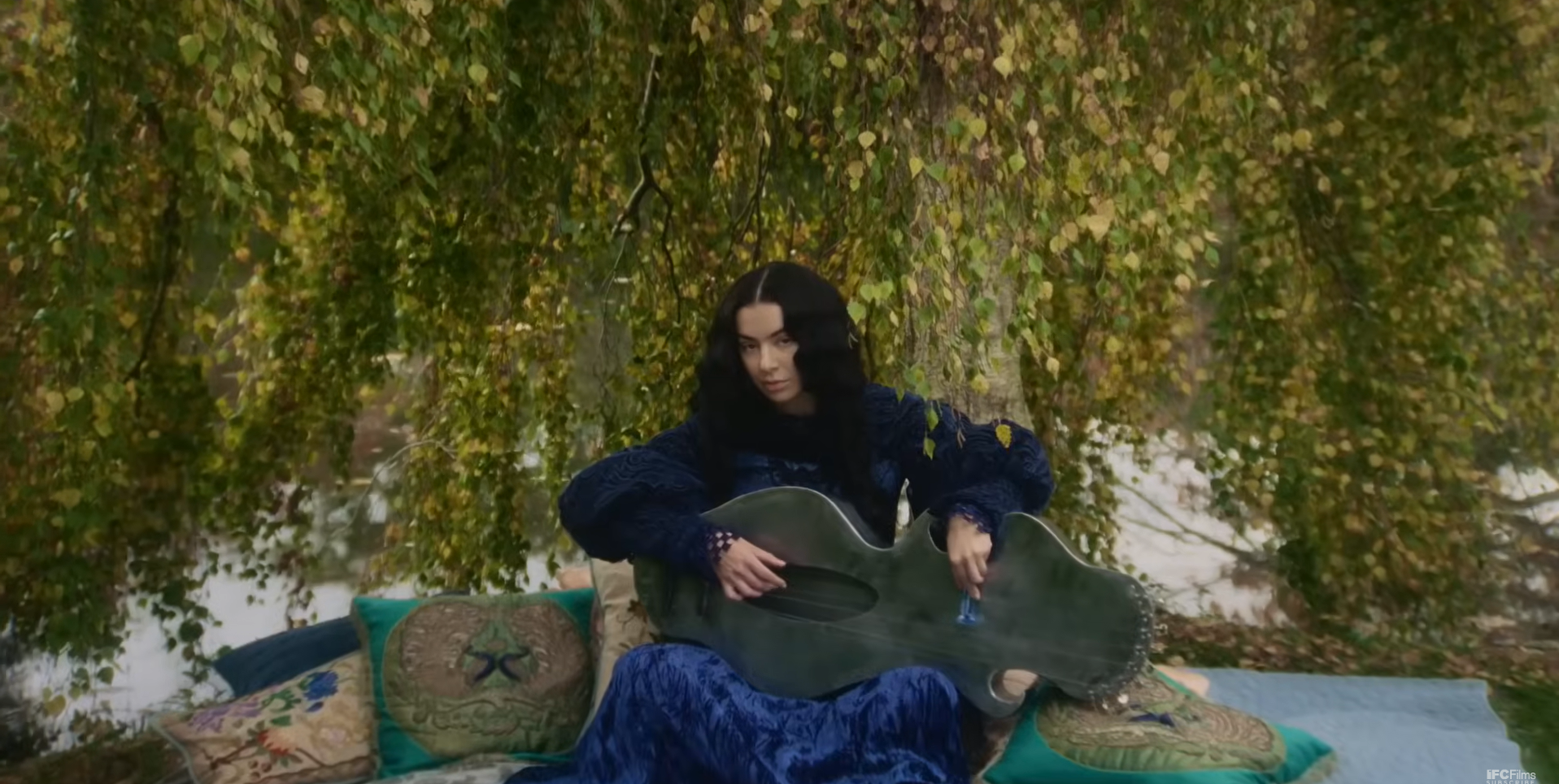Charli XCX se lance au cinéma avec le trailer de 100 Nights of Hero