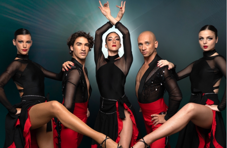 « 3, 2, 1 Chantez ! » : L&rsquo;Étoile Bleue réinvente le cabaret avec une revue ambitieuse et vibrante