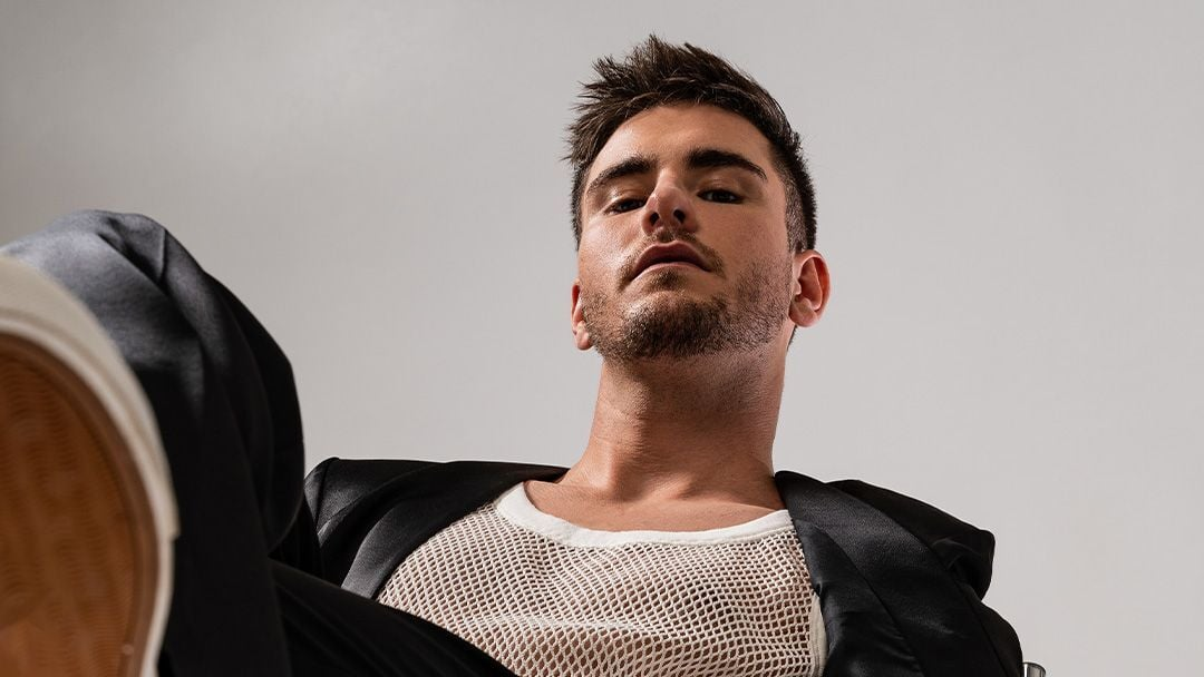 Julien Lieb largue les amarres avec Naufragé, son premier album entre fragilité et puissance