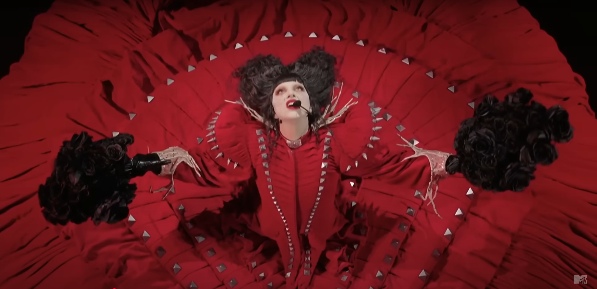 MTV VMAs 2025 : Lady Gaga, Sabrina Carpenter, KATSEYE, Tate McRae et Busta Rhymes électrisent la cérémonie (VIDEOS)