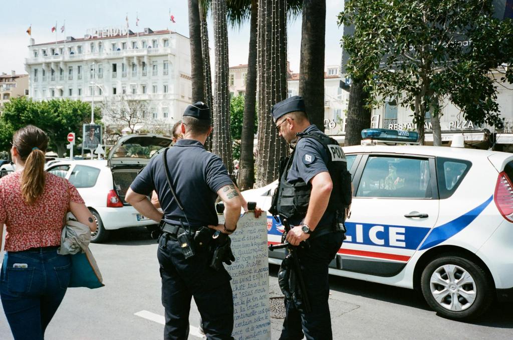 Un corps décomposé découvert dans la voiture du rappeur américain D4vd : une enquête en cours à Los&nbsp;Angeles