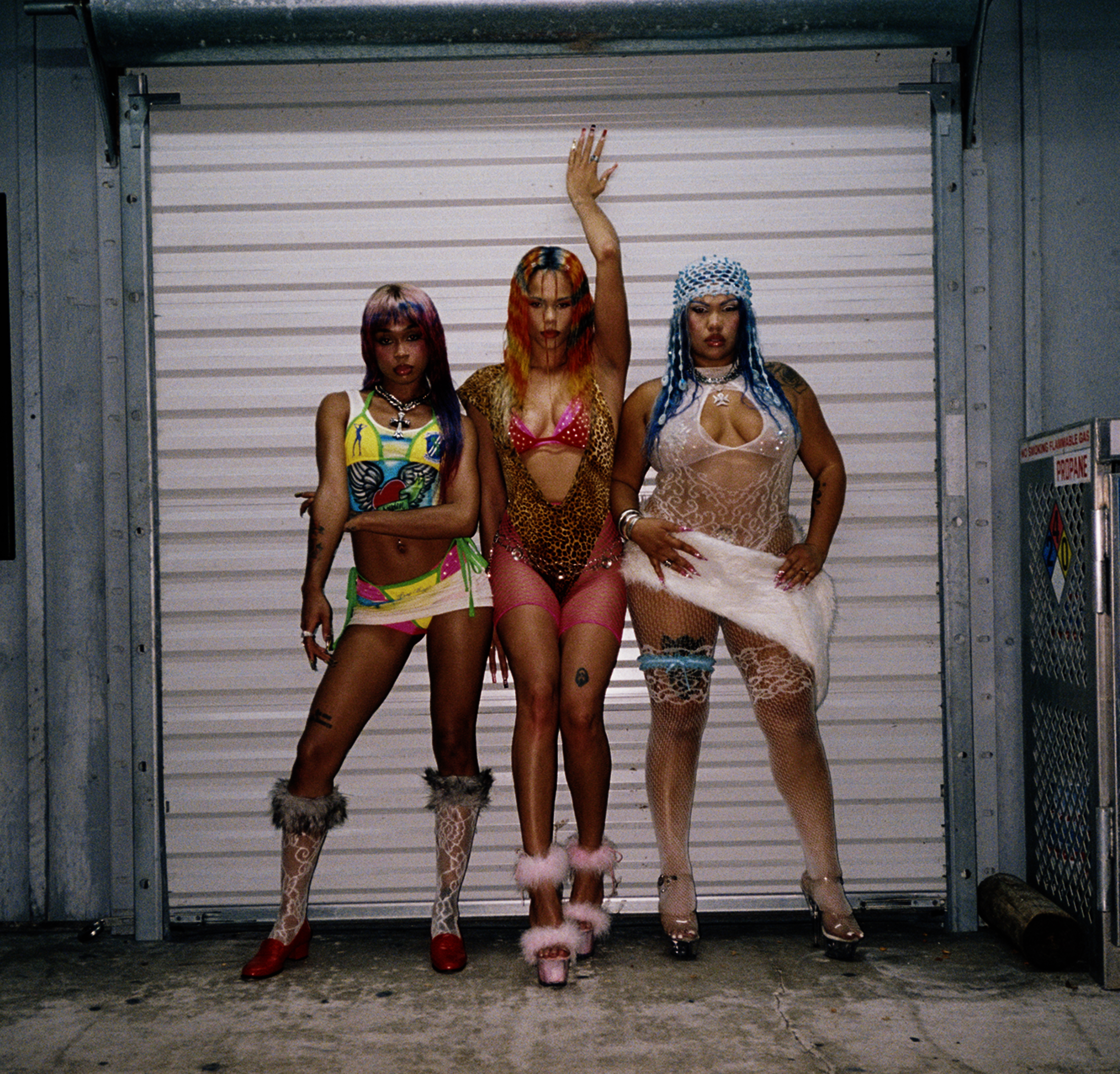 Major Lazer revient en force avec « Bruk Down » et un trio féminin explosif