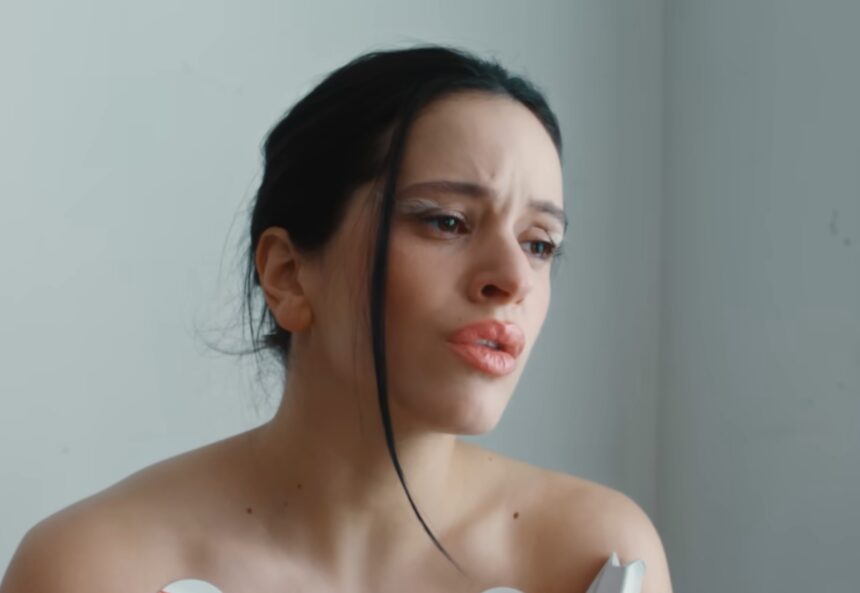 Rosalía métamorphose son art avec “Berghain”, une symphonie spirituelle et envoûtante