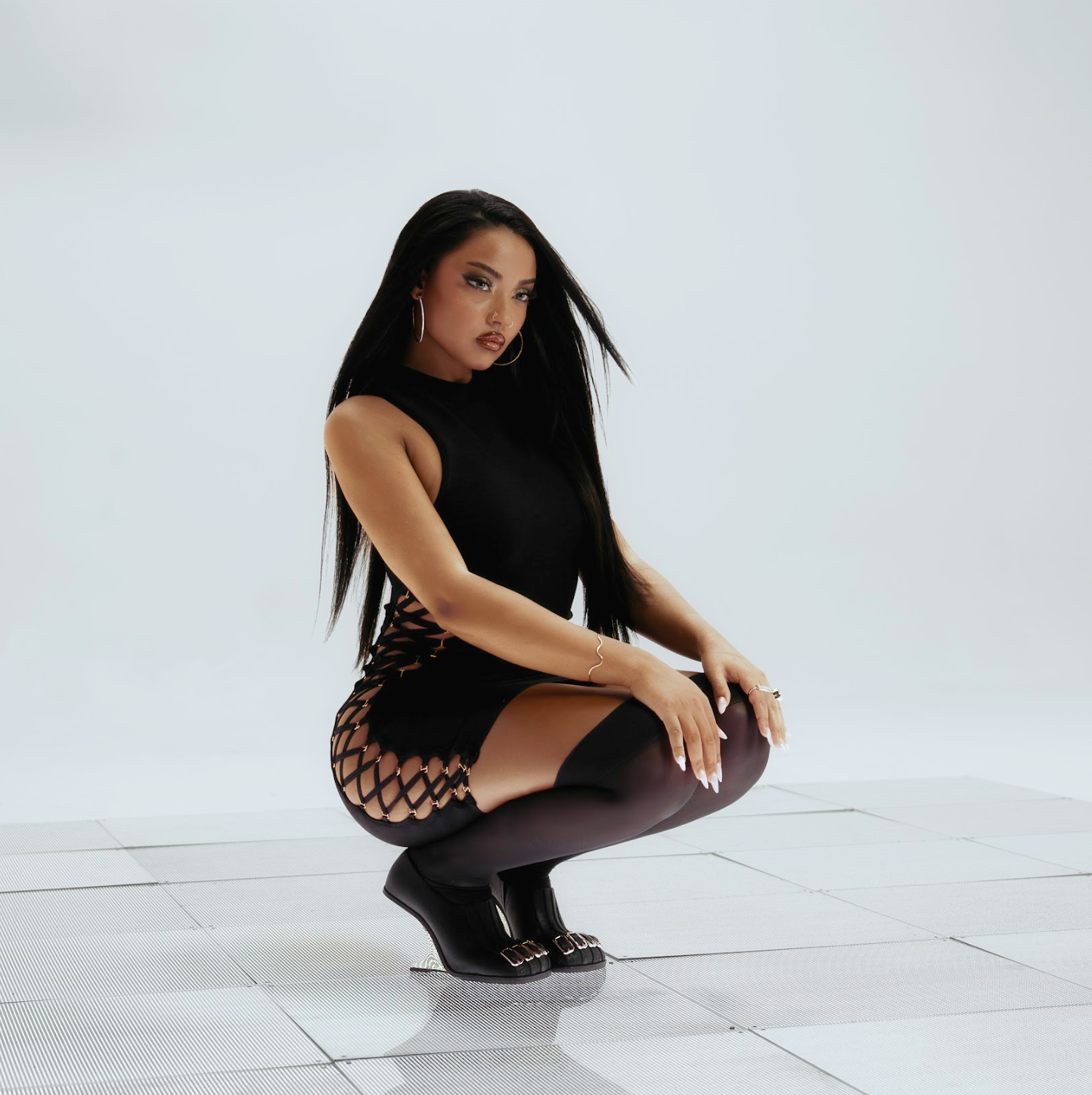Wejdene frappe fort avec « Invincible » : le retour d’une artiste en pleine confiance