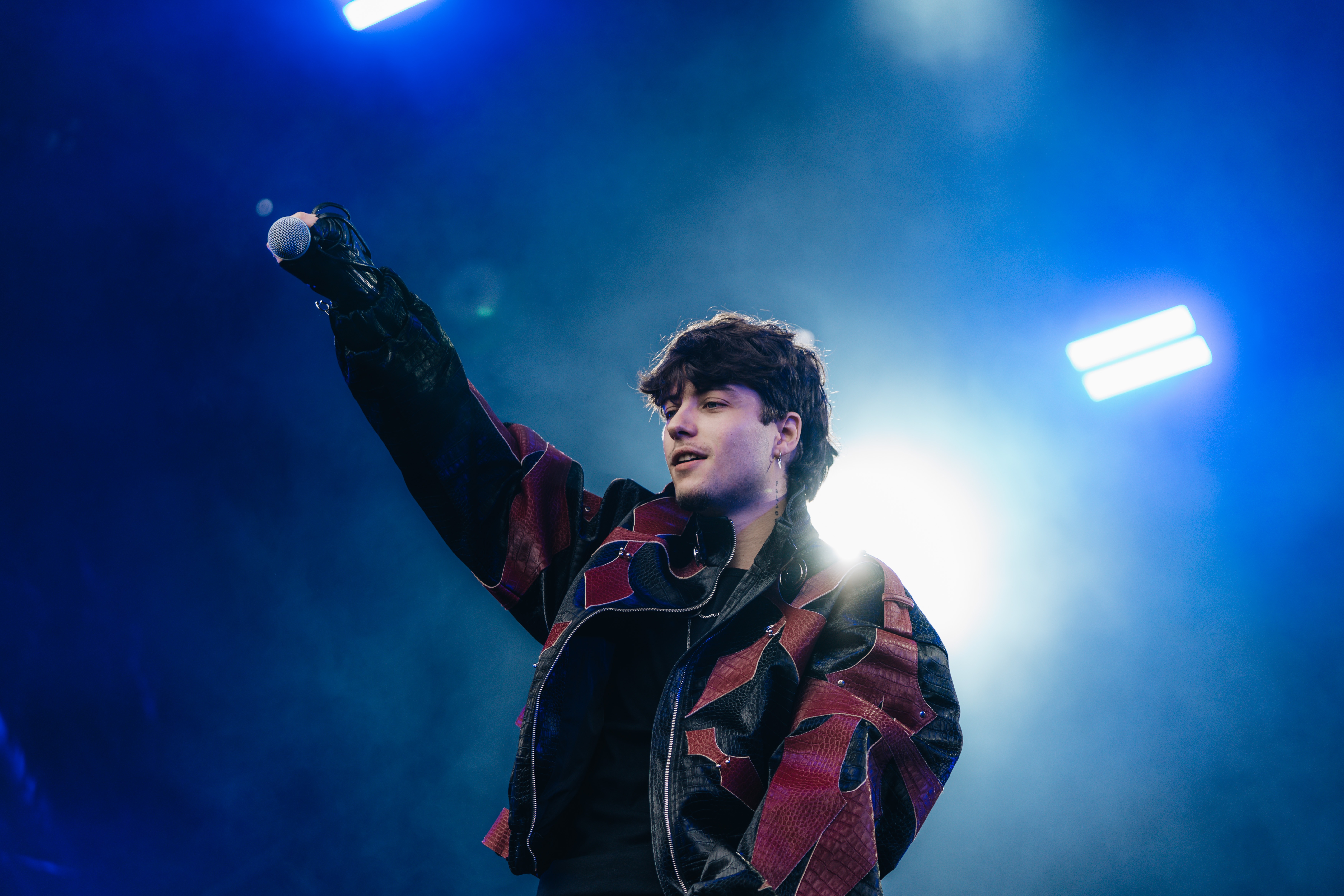 NAOHS frappe fort avec “Chaque Seconde”, une confession électro-rap sous tension