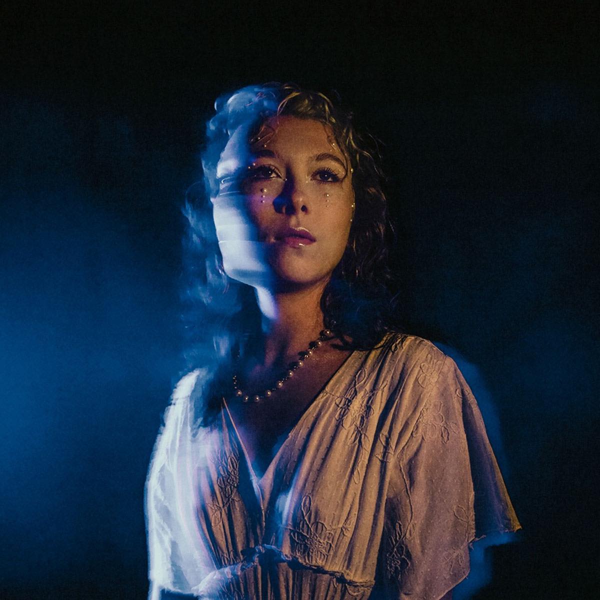 Lucie Fournaise explore la transformation intérieure avec l’album « Métempsycose »