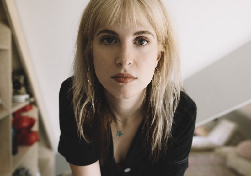 Hayley Williams révèle une histoire de famille avec « Friends or Lovers »