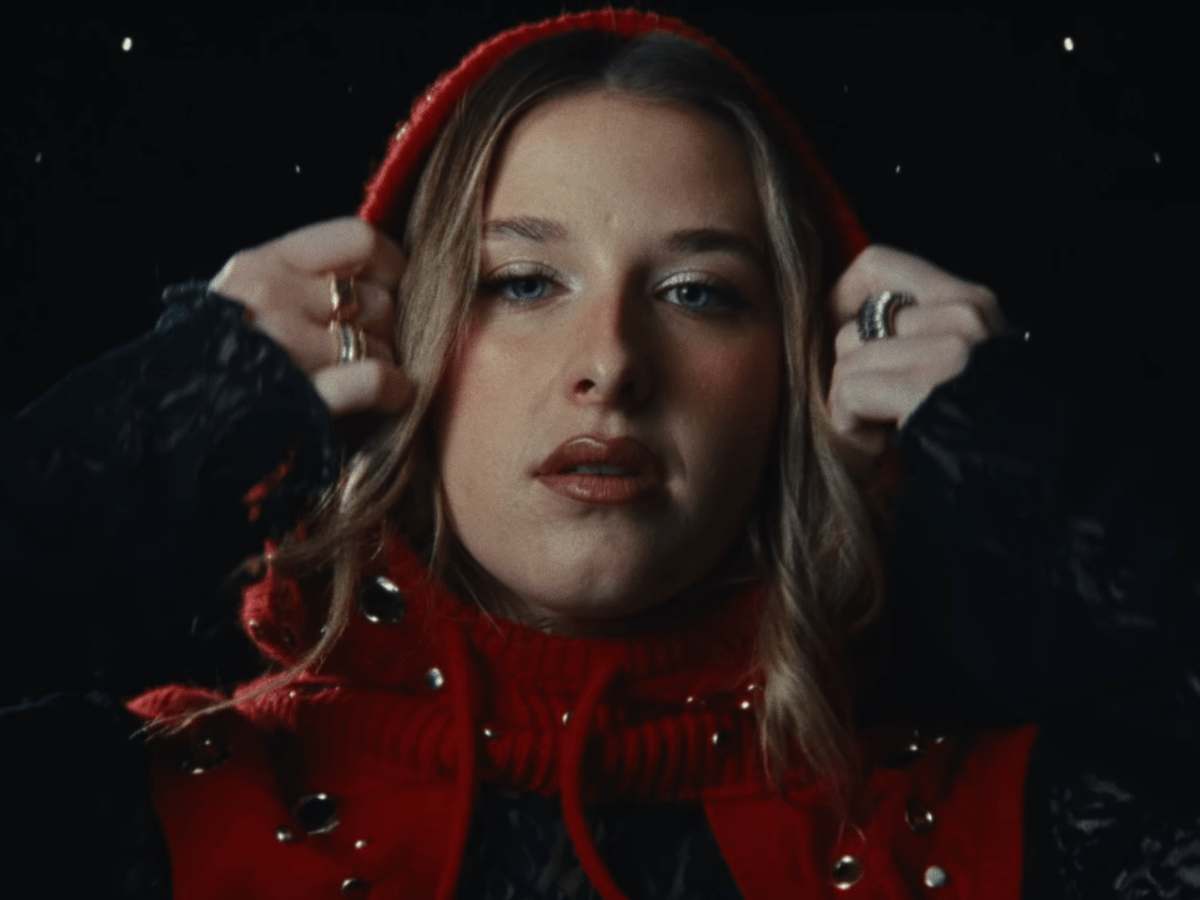 Helena frappe fort avec &laquo;&nbsp;Capuche&nbsp;&raquo;, son clip&nbsp;engagé