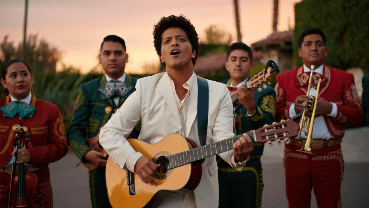 Bruno Mars mise tout sur l’amour avec le clip de “Risk It All”