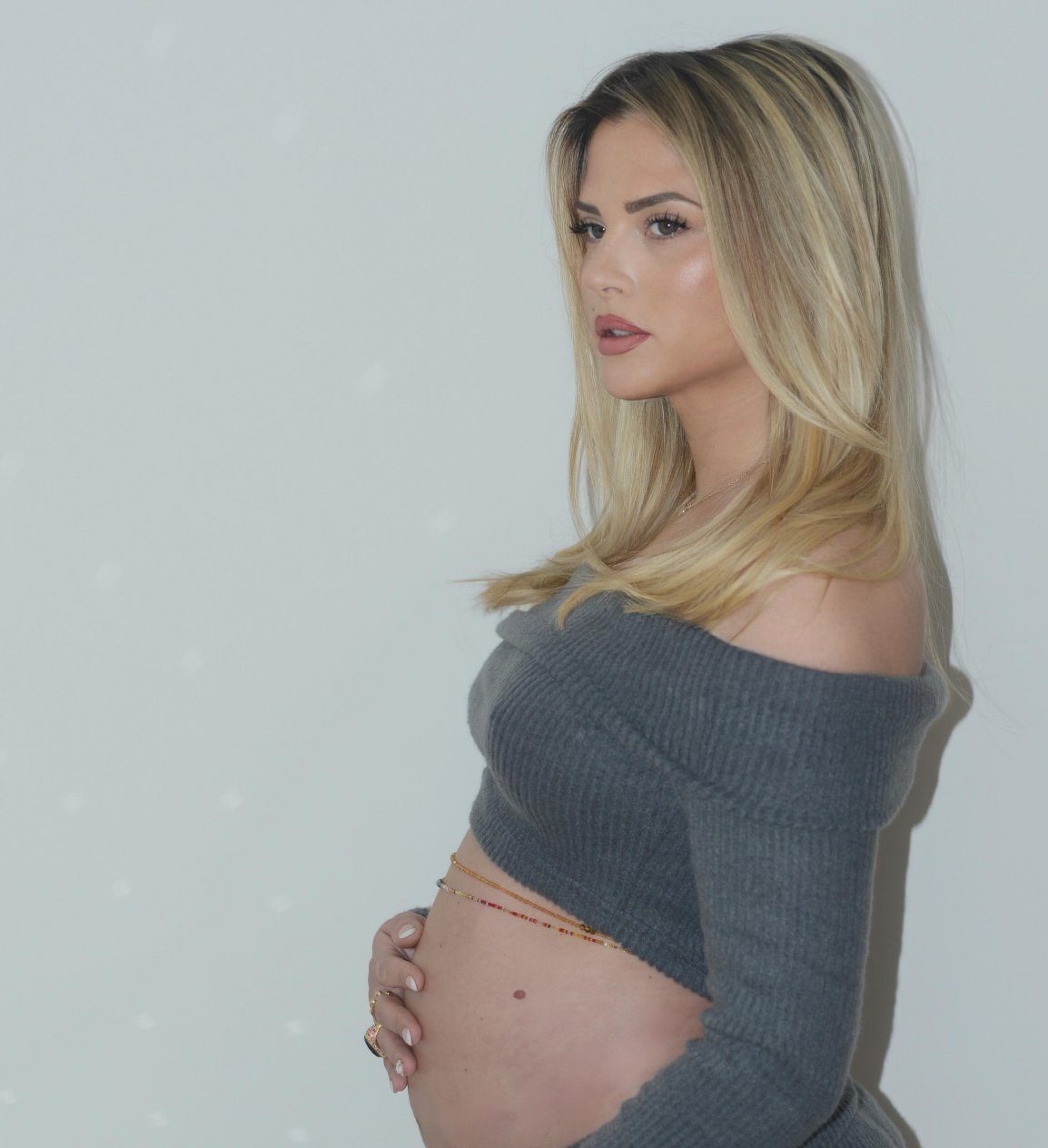 Kelly Vedovelli annonce sa première grossesse