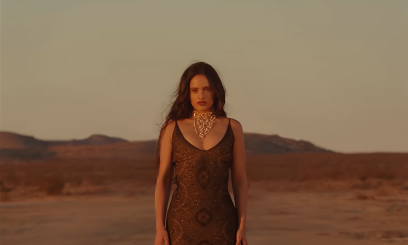 Rosalía choisit l’épure avec le clip de « Sauvignon Blanc »