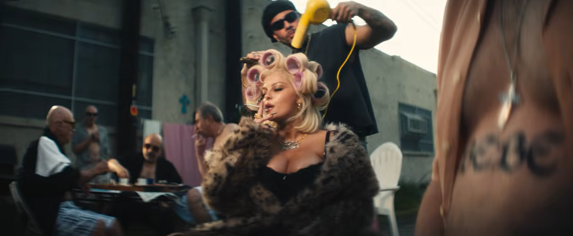Bebe Rexha célèbre ses racines avec le clip de “Çike Çike”