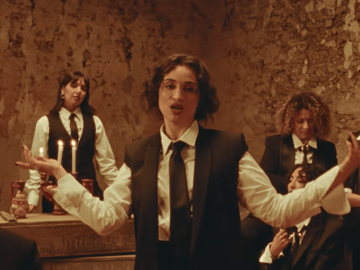 Camélia Jordana signe un retour puissant avec le clip de « Que ma peau&nbsp;»