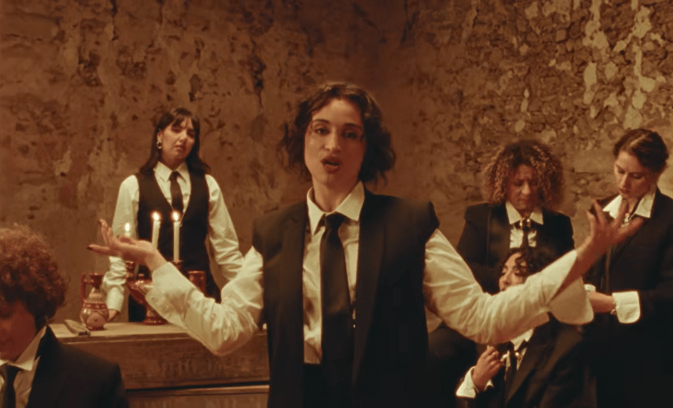 Camélia Jordana signe un retour puissant avec le clip de « Que ma peau&nbsp;»