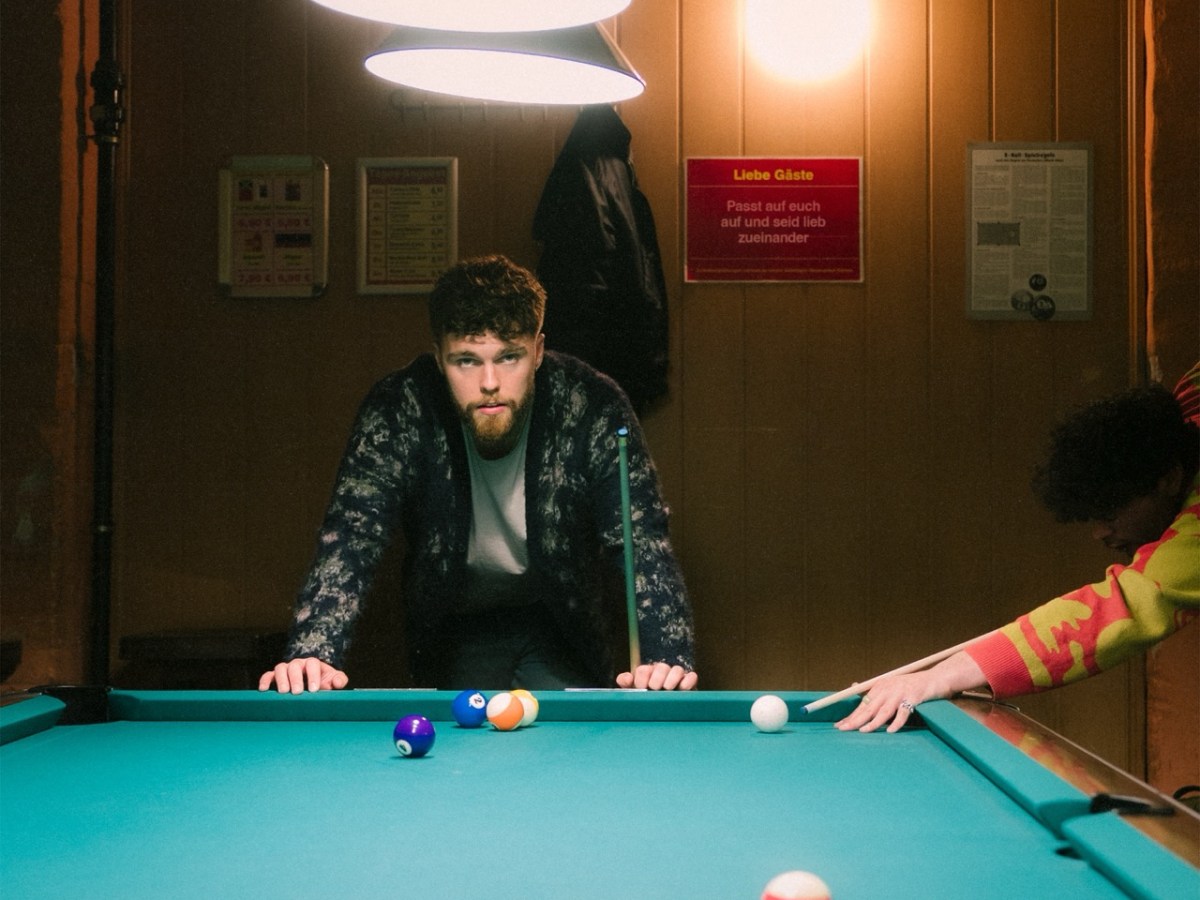 Chris de Sarandy fait de la vulnérabilité une force avec l’EP « Trading Stories&nbsp;»