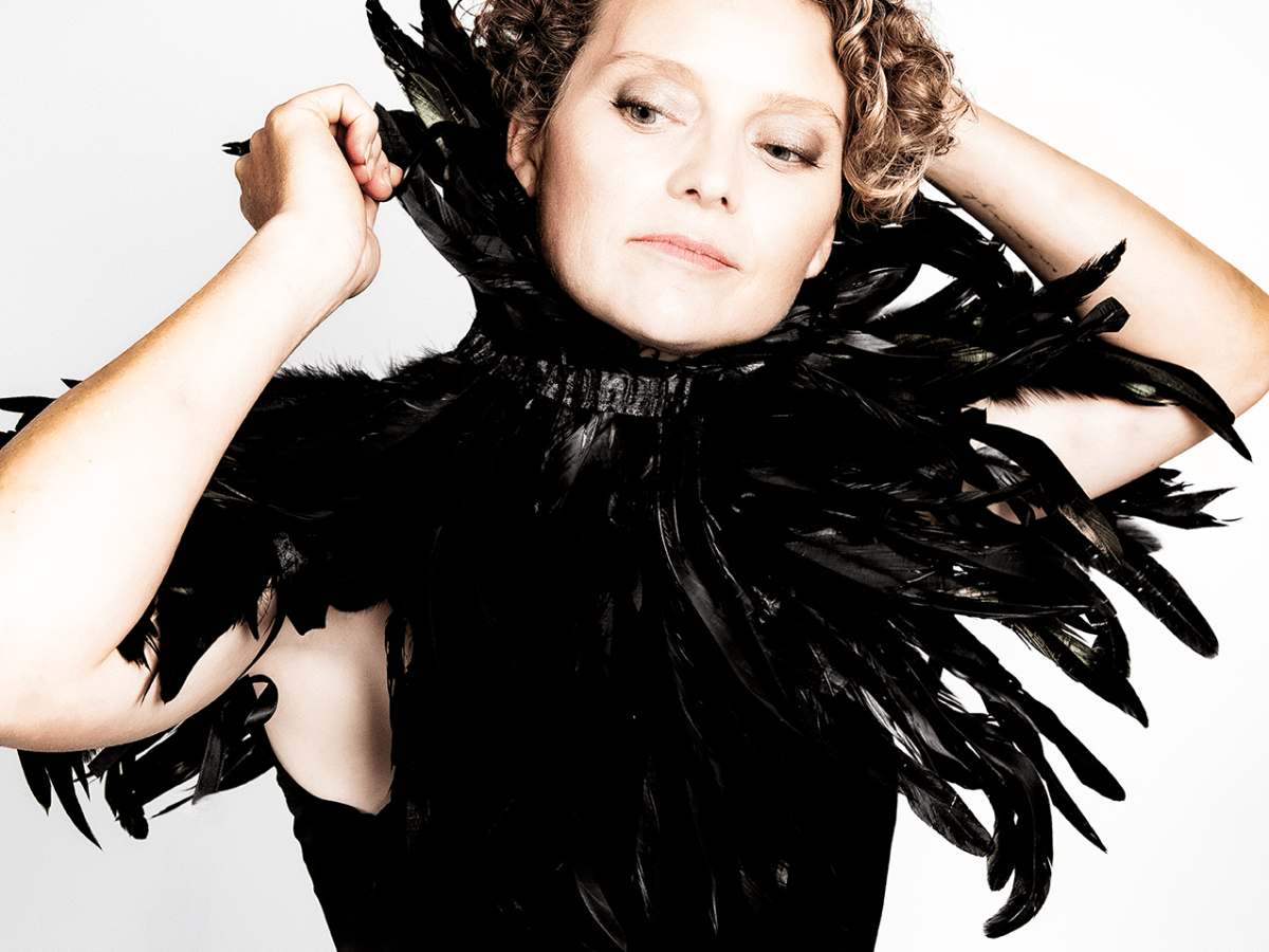 “Même si le monde” : Lora Gabriel questionne les injonctions avec&nbsp;sensibilité