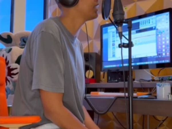 Stromae surprend ses fans : Le chanteur dévoile un talent inattendu en japonais et enflamme les&nbsp;réseaux