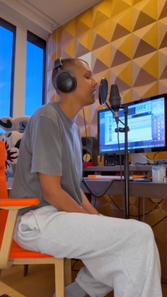 Stromae surprend ses fans : Le chanteur dévoile un talent inattendu en japonais et enflamme les&nbsp;réseaux