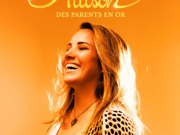 Allison rend hommage à la famille avec “Des parents en or”, une chanson pleine&nbsp;d’émotion