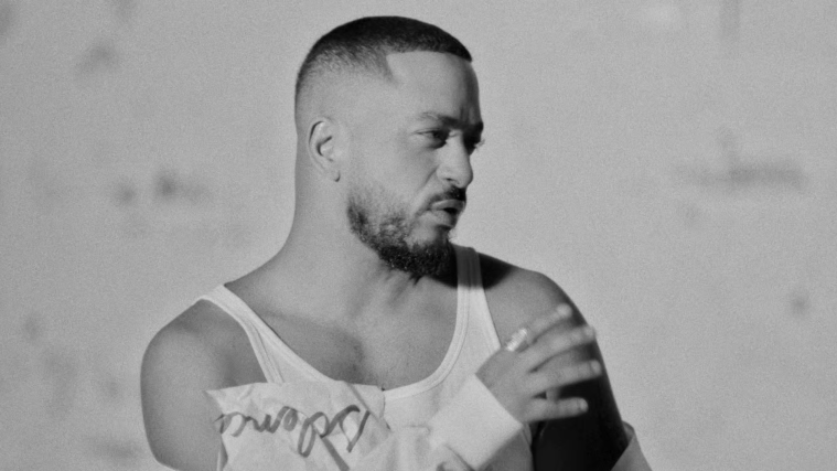 Slimane bouleverse avec “Première fois” : Un clip épuré qui marque un tournant&nbsp;émotionnel