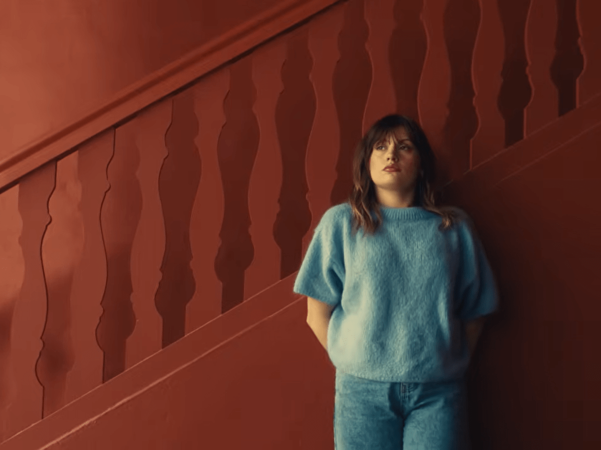 Marine face au syndrome de l&rsquo;imposteur dans le clip introspectif de « Escroc&nbsp;»