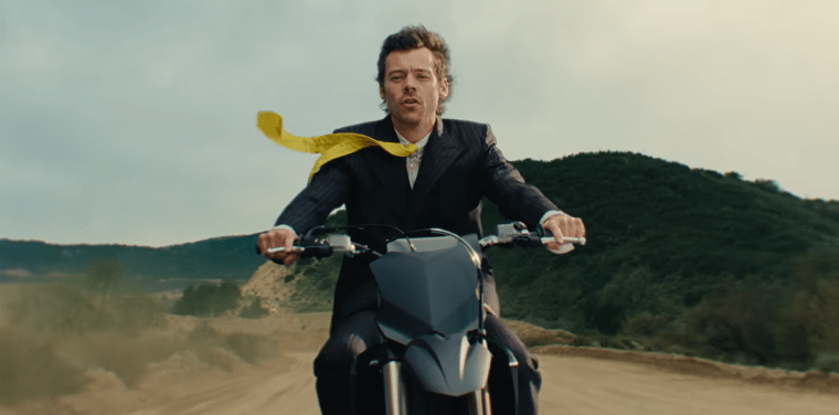 Harry Styles en mode blockbuster : le clip spectaculaire de “American Girls” révèle une facette plus intime de la&nbsp;star